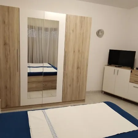 Tomy - With Free Parking Apartment